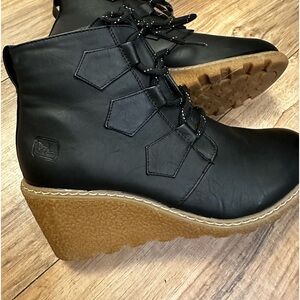 Dirty Laundry Boots Womens 8 Wedge Ankle Booties Comfort Lace Up Black Leather